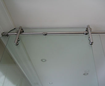 Ejemplo de montaje de herrajes y accesorios de puerta de corredera