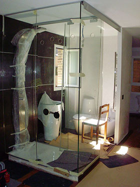 Ejemplo baño de cristal añadido a habitación