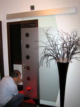 Ejemplo de montaje de puerta de cristal corredera