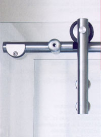 Ejemplo de montaje de herrajes y accesorios de puerta de corredera