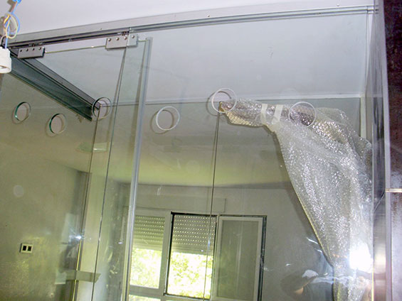 Ejemplo baño de cristal añadido a habitación