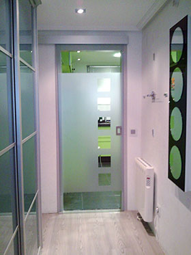 Ejemplo de montaje de herrajes y accesorios de puerta de corredera