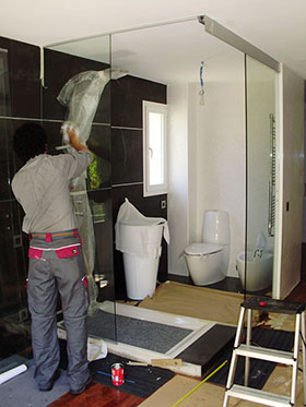 Ejemplo baño de cristal añadido a habitación