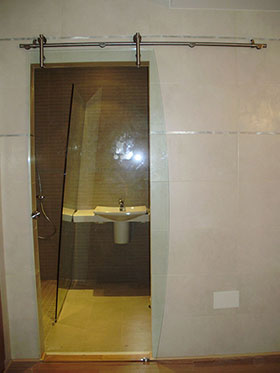 Ejemplo baño con puerta corredera de cristal