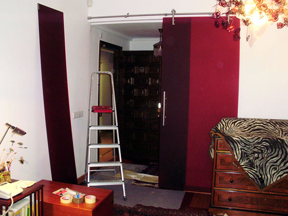 Ejemplo de puerta corredera de cristal color burdeos