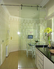 Ejemplo de montaje de herrajes y accesorios de puerta de corredera