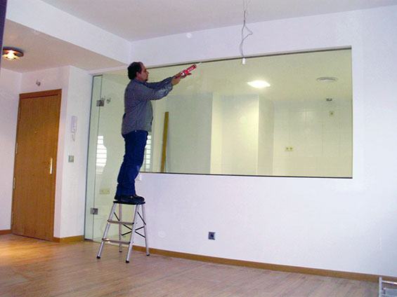 Ejemplo de cocina con puerta de cristal abatible