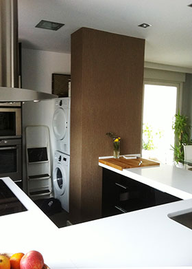 Ejemplo cerramiento corredero de cristal mate para zona de cocina