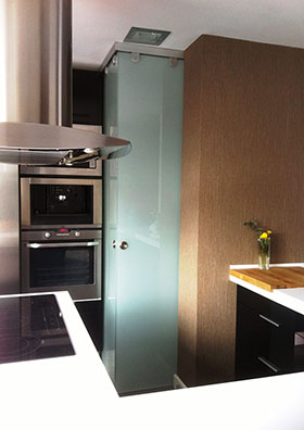 Ejemplo cerramiento corredero de cristal mate para zona de cocina