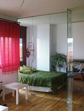 Ejemplo de montaje de tabique separador de cristal