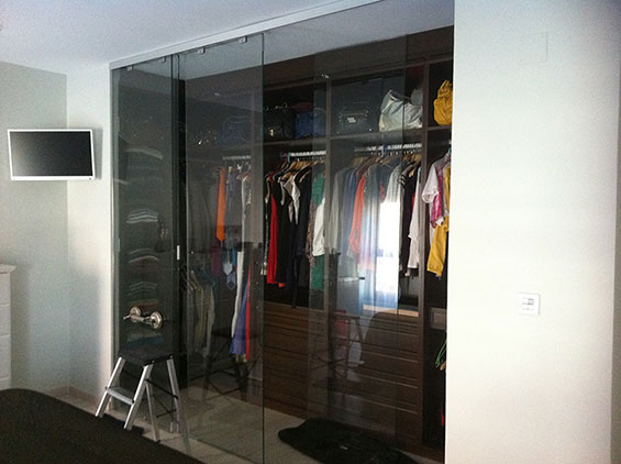 Ejemplo baño de cristal añadido a habitación