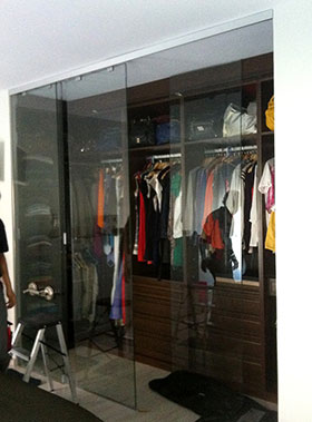 Ejemplo baño de cristal añadido a habitación