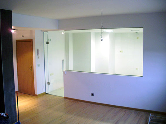 Ejemplo de cocina con puerta de cristal abatible