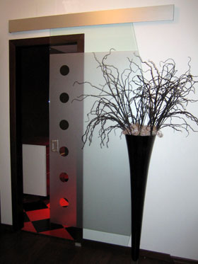 Ejemplo de montaje de herrajes y accesorios de puerta de corredera