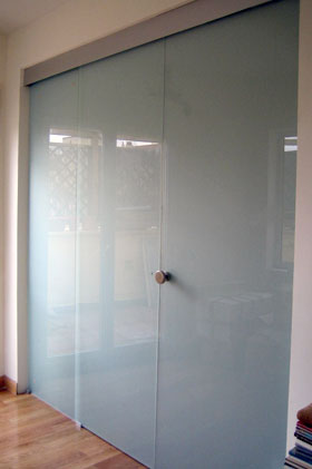 Ejemplo de montaje de puerta de cristal corredera