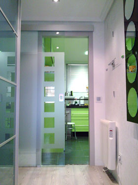 Ejemplo de montaje de herrajes y accesorios de puerta de corredera