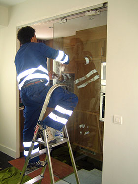 Ejemplo de montaje de herrajes y accesorios de puerta de corredera