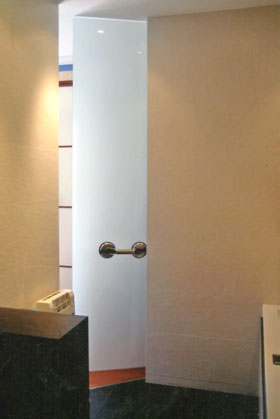 Ejemplo de montaje de herrajes y accesorios de puerta de corredera