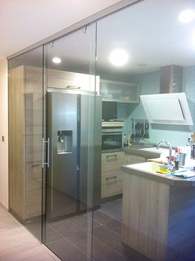 Ejemplo cerramiento de cocina en cristal