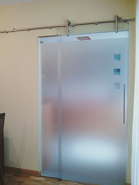 Ejemplo puerta y fijo de acero y cristal para cocina