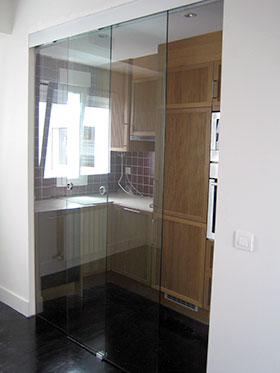 Ejemplo de montaje de herrajes y accesorios de puerta de corredera