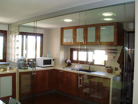 Ejemplo de cocina con puerta de cristal corredera
