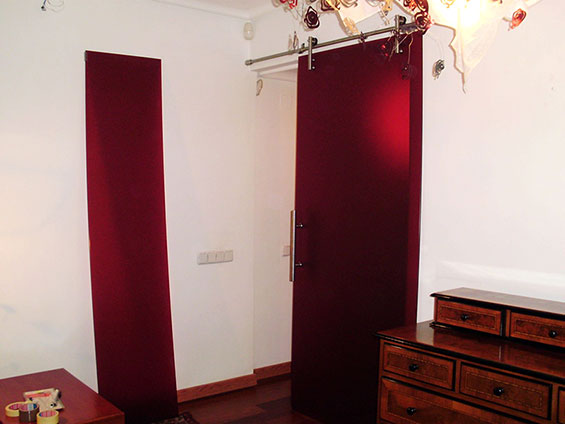 Ejemplo de puerta corredera de cristal color burdeos