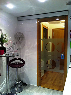 Ejemplo de montaje de puerta integrada corredera aluminio para cocina sin obra