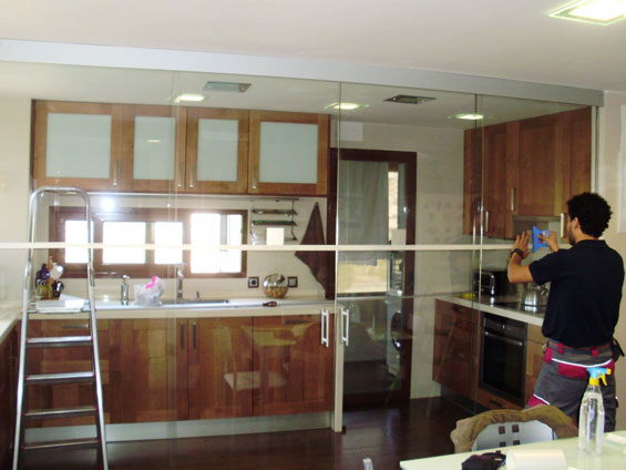 Ejemplo de cocina con puerta de cristal corredera