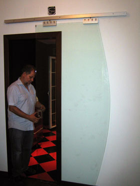 Ejemplo de montaje de puerta de cristal corredera