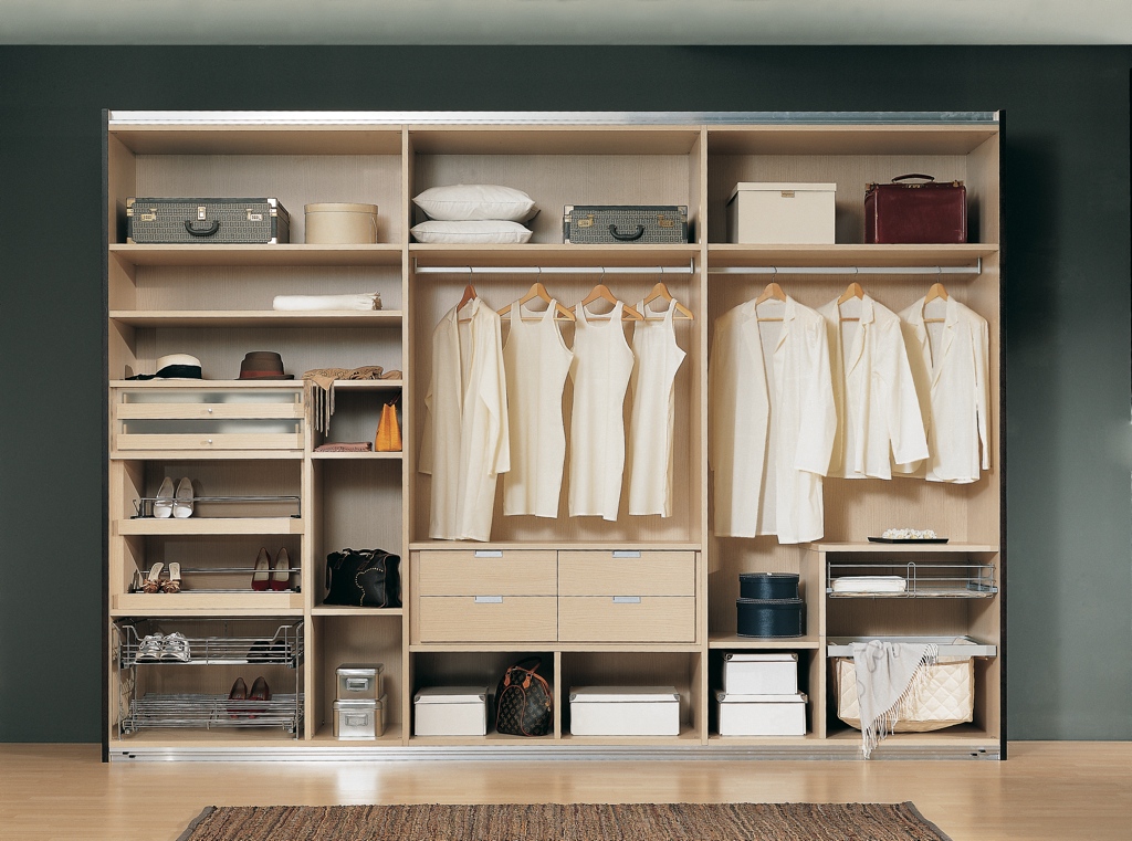 Disfrutar de la amplitud y la comodidad. Disponer de mucho más espacio para ordenar tu ropa y tus objetos personales. Descubrir nuevas maneras de configurar los espacios para optimizar funciones.